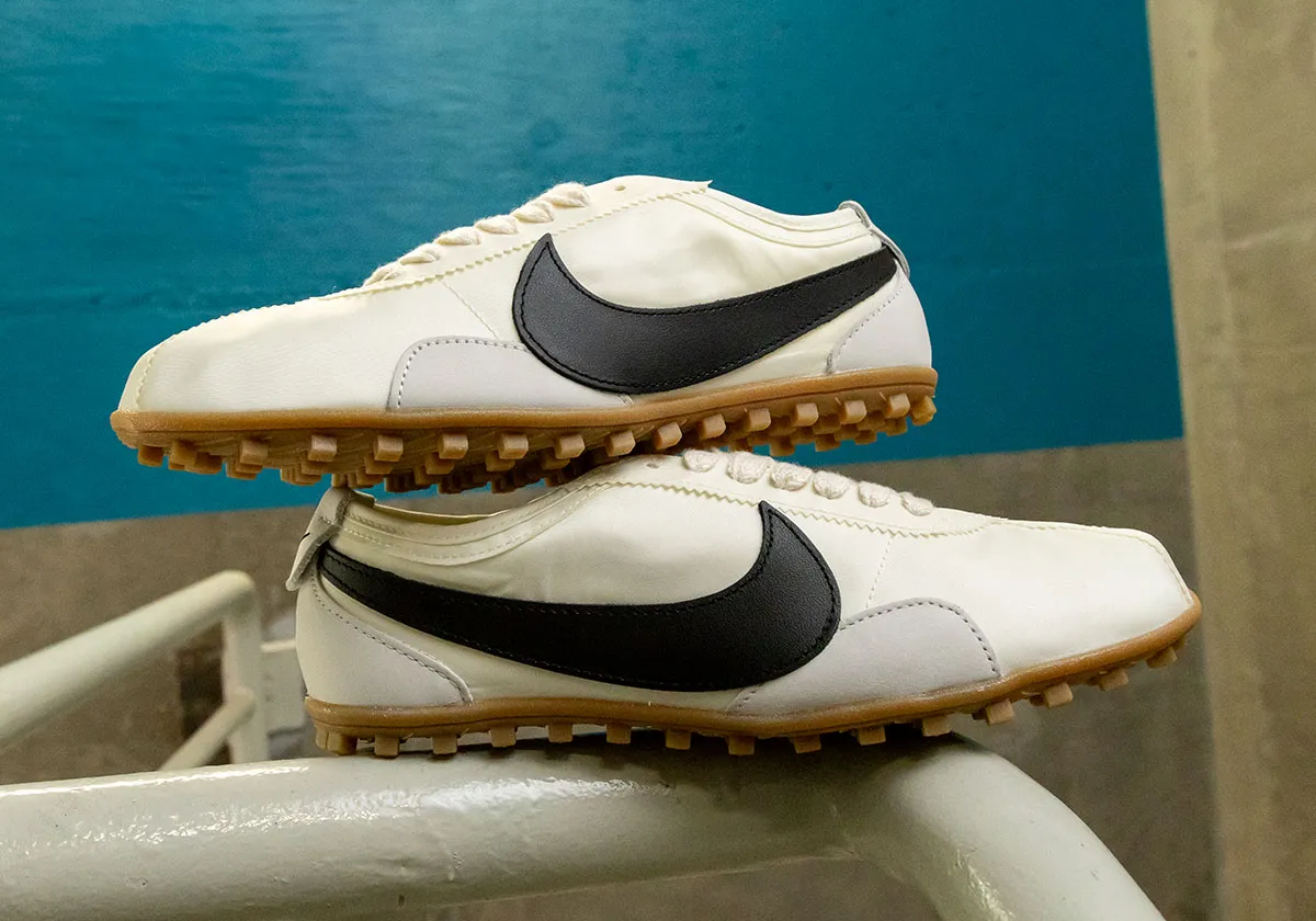 伝説のランニングシューズが現代に蘇る!Nike Moon Shoe "Sail/Black"、ヴィンテージ感溢れる一足が登場