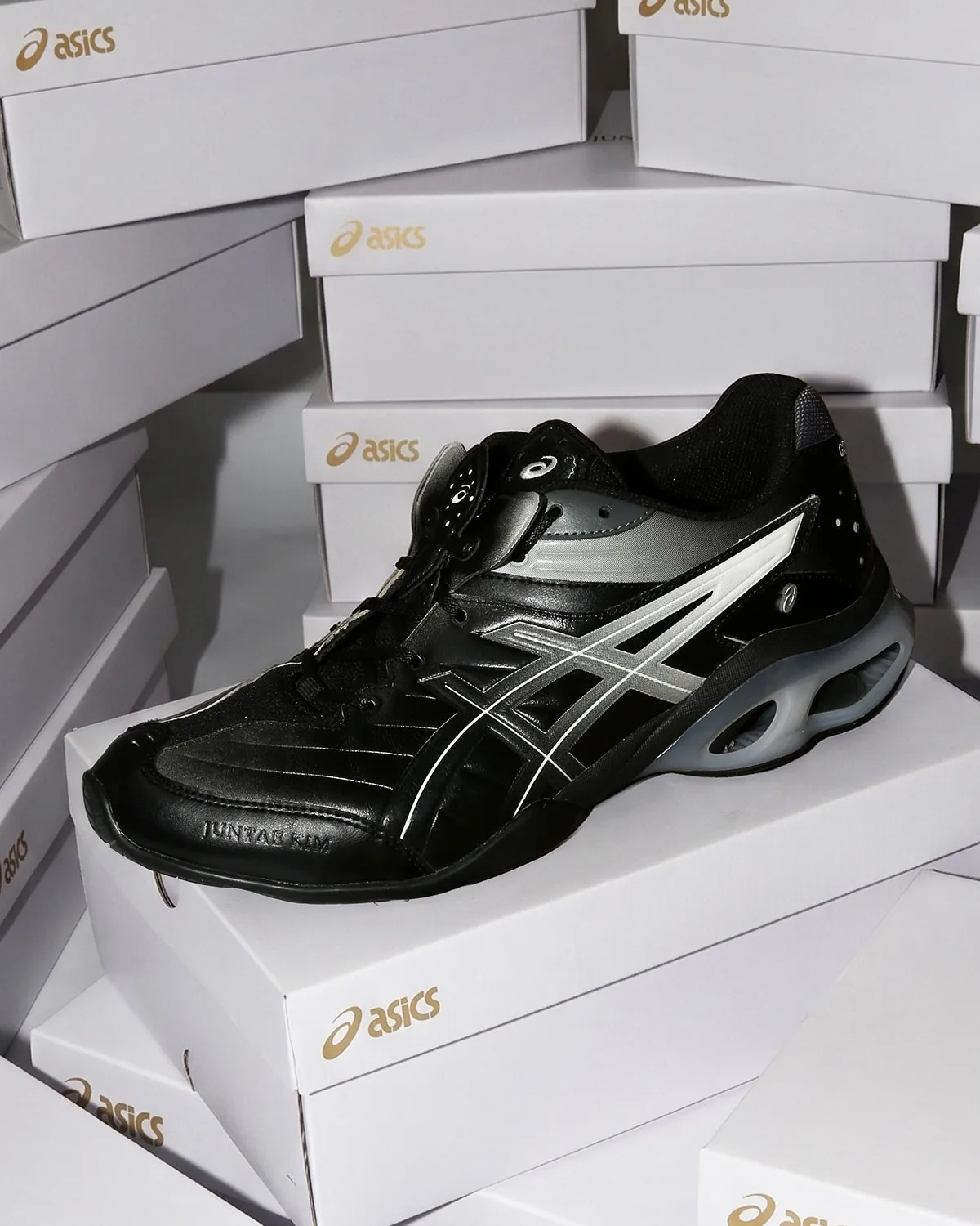 「ドレス」と「スニーカー」の境界を越える!JUNTAE KIM x ASICS GEL-KINETIC FRが提案する新世代スタイル