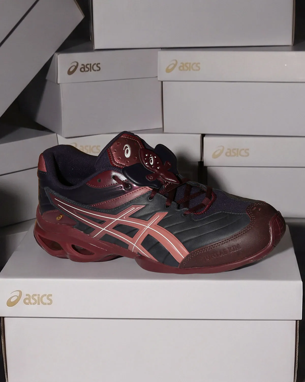 「ドレス」と「スニーカー」の境界を越える!JUNTAE KIM x ASICS GEL-KINETIC FRが提案する新世代スタイル
