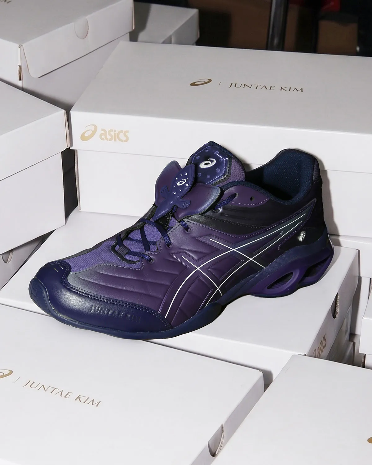 「ドレス」と「スニーカー」の境界を越える!JUNTAE KIM x ASICS GEL-KINETIC FRが提案する新世代スタイル