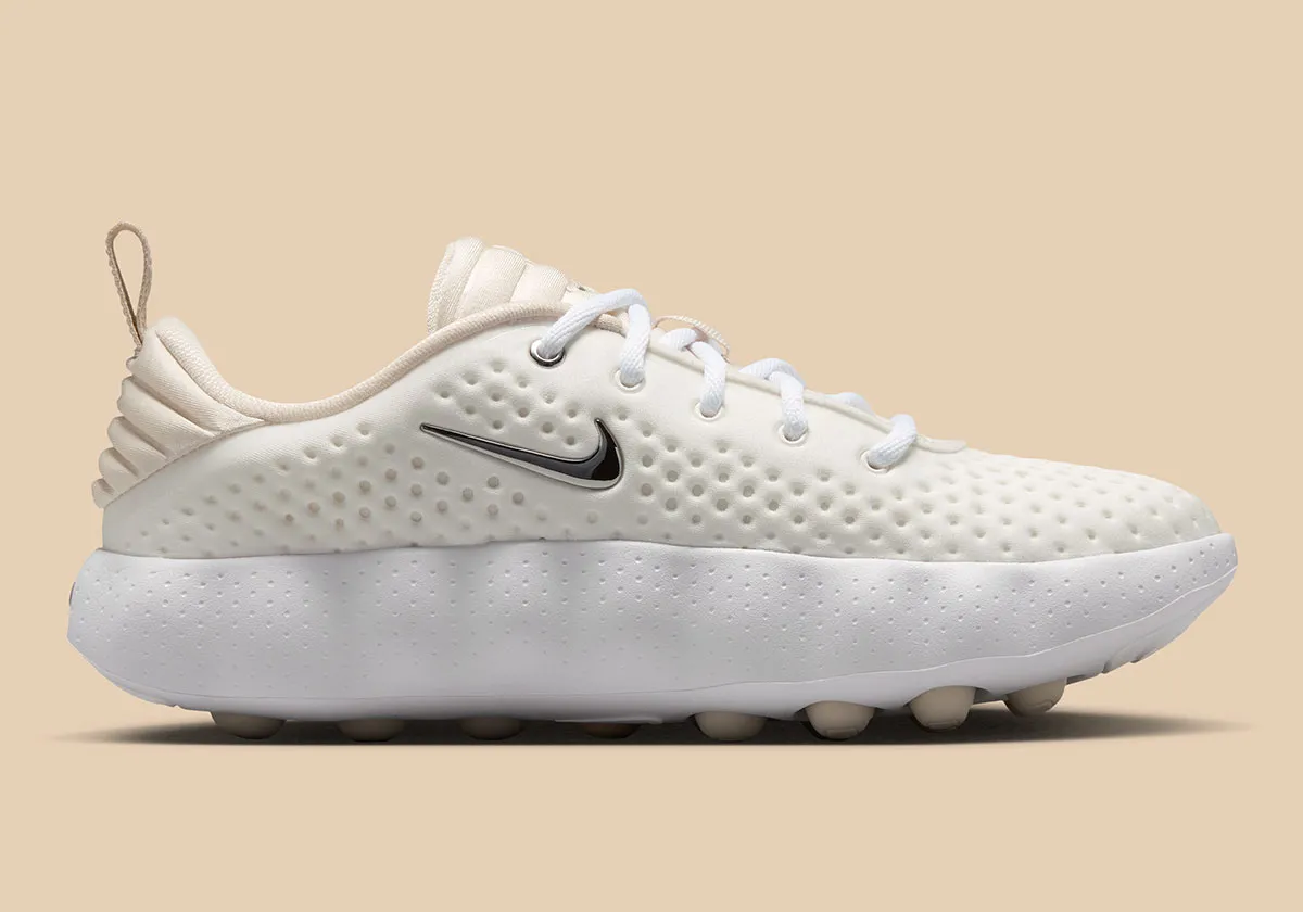 究極の履き心地と洗練された美学:Nike Mind 002 'Summit White'が魅せる新境地