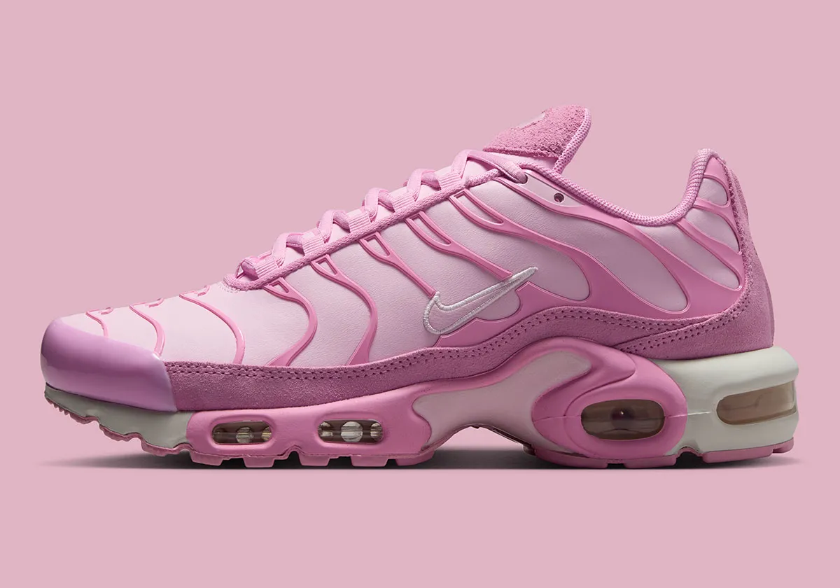 春を呼ぶピンクと煌めくクローム!Nike Air Max Plus “Pink Rise”が登場