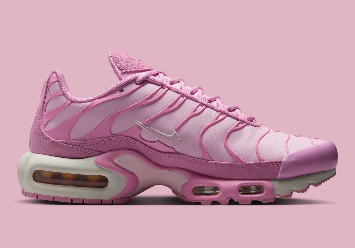 春を呼ぶピンクと煌めくクローム!Nike Air Max Plus “Pink Rise”が登場