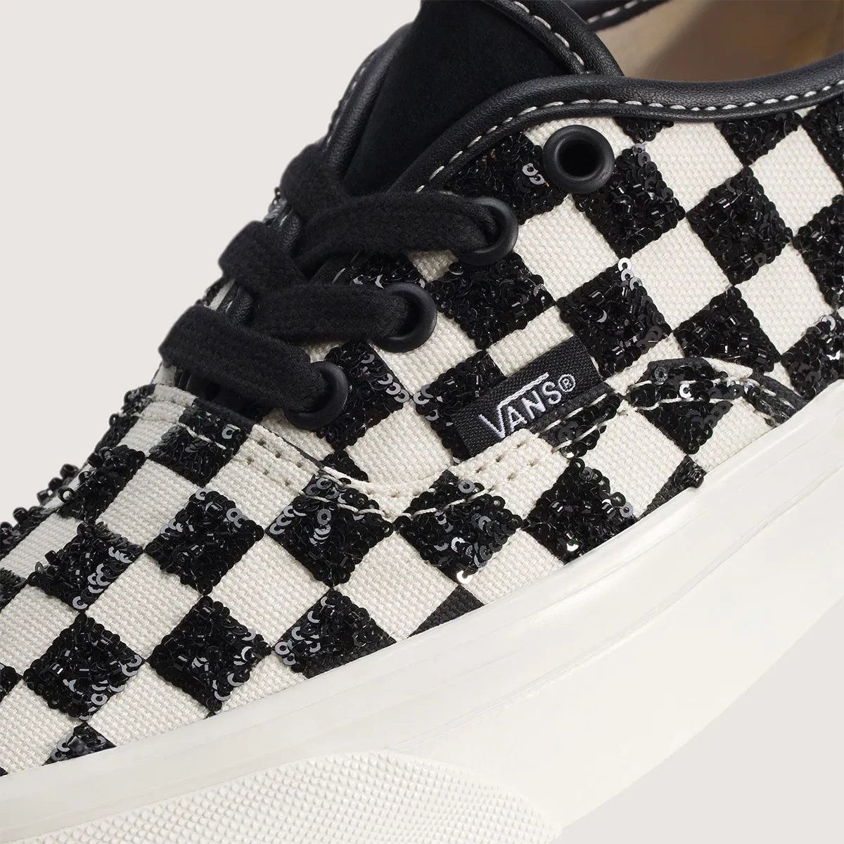 まるで芸術品。Vansの新作「スパンコール・オーセンティック」が放つラグジュアリーな輝き