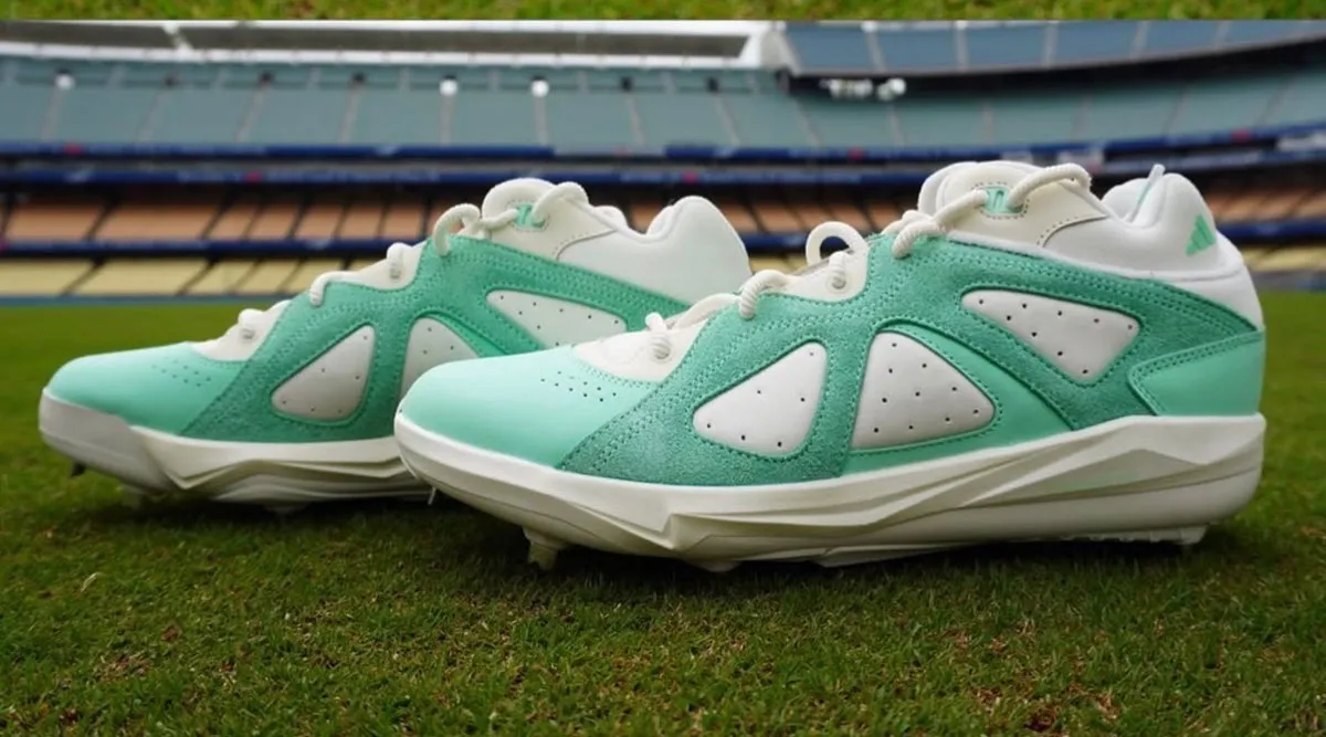 フェンウェイの緑に映える一足。キケ・ヘルナンデスが着用した「Bad Bunny × adidas」の幻のスパイク
