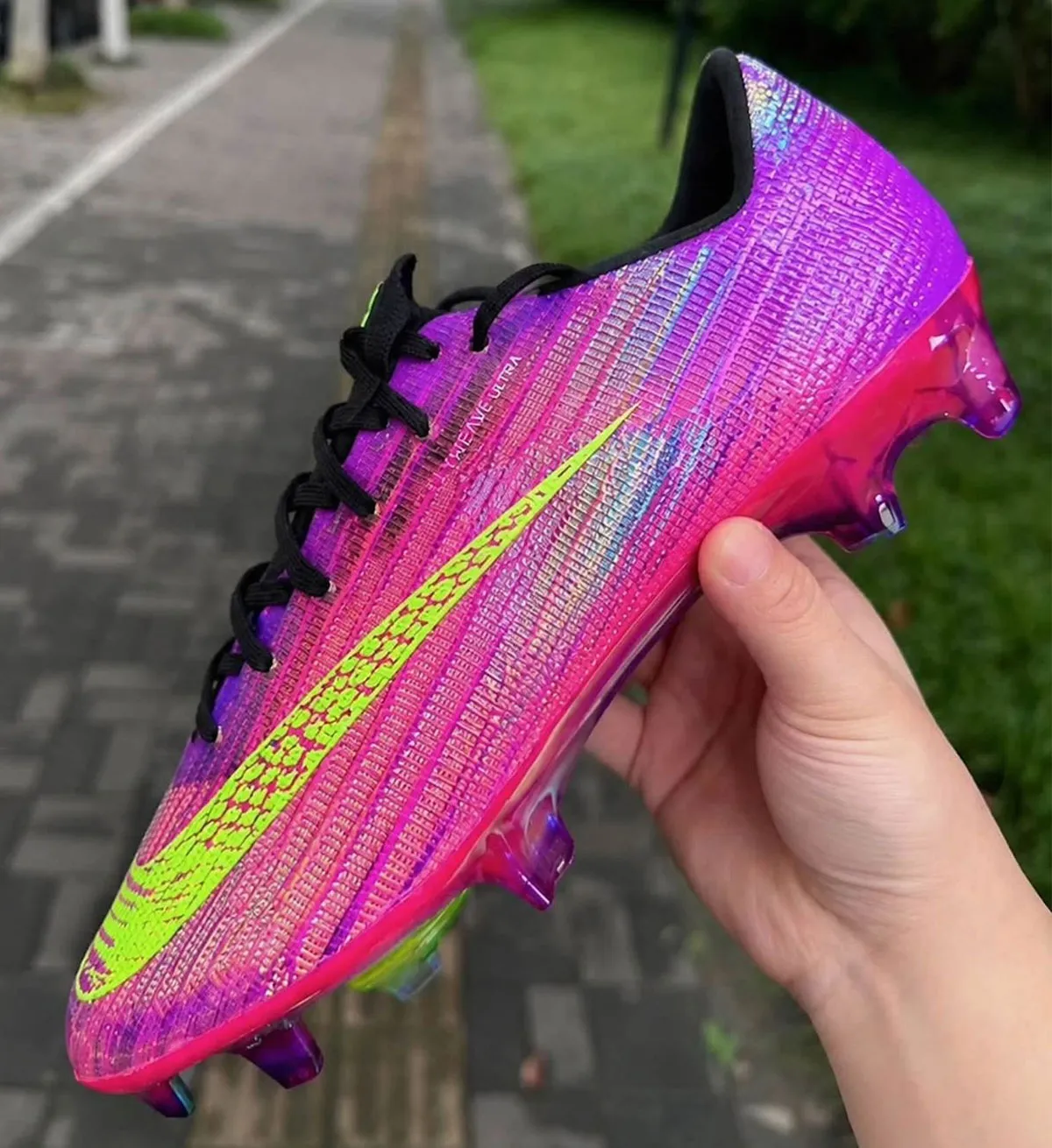伝説の「マンバキュリアル」が現代のピッチに降臨。Kobe 8 Protroと連動した最新スパイクが登場