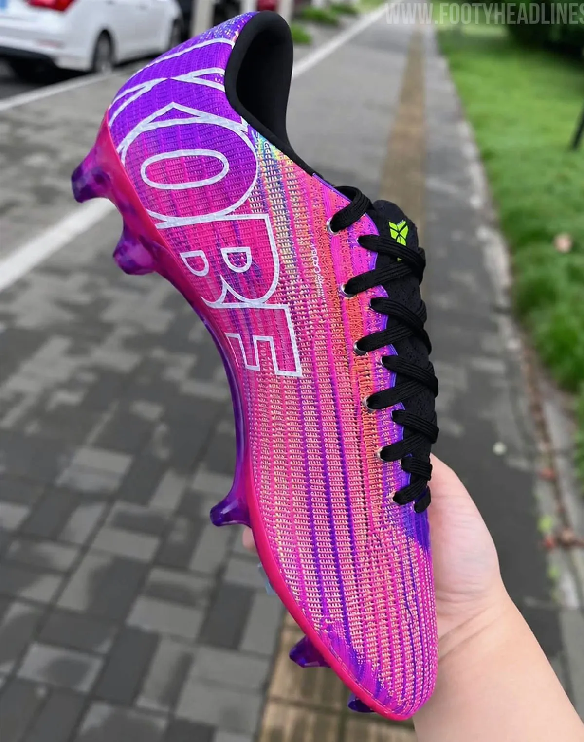 伝説の「マンバキュリアル」が現代のピッチに降臨。Kobe 8 Protroと連動した最新スパイクが登場