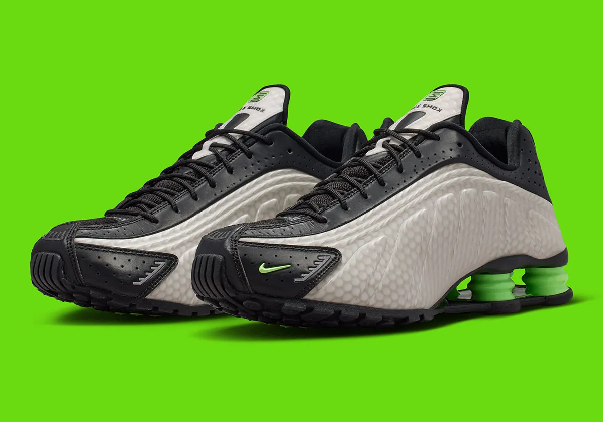 近未来的な輝きを放つ、Nike Shox R4の異端な最新作「リフレクティブ・スネーク」が登場
