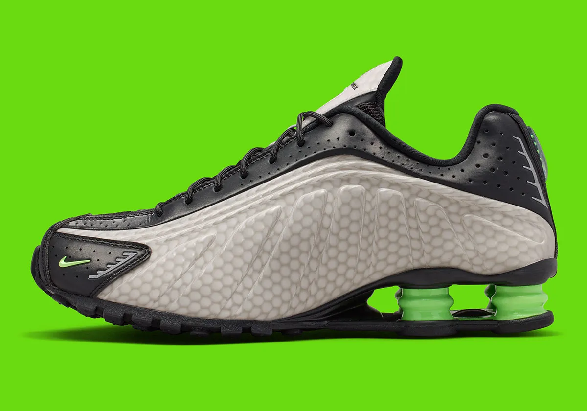 近未来的な輝きを放つ、Nike Shox R4の異端な最新作「リフレクティブ・スネーク」が登場