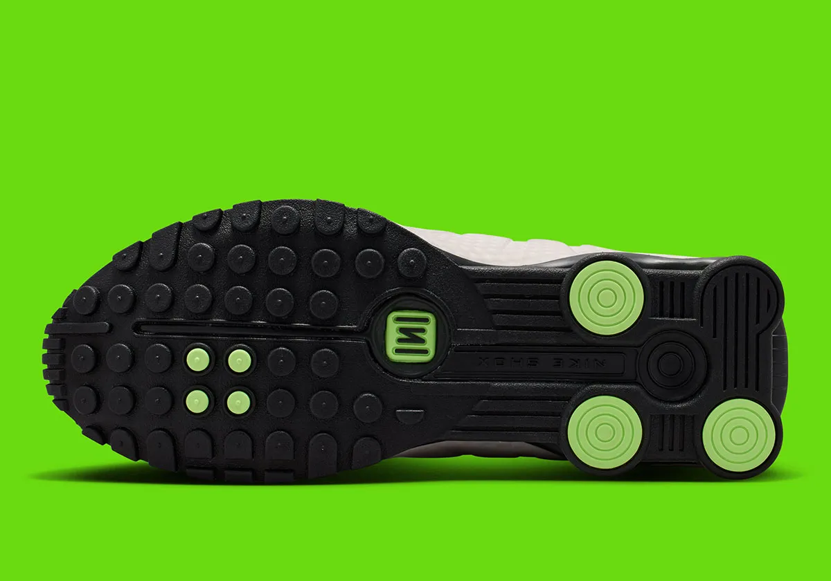近未来的な輝きを放つ、Nike Shox R4の異端な最新作「リフレクティブ・スネーク」が登場
