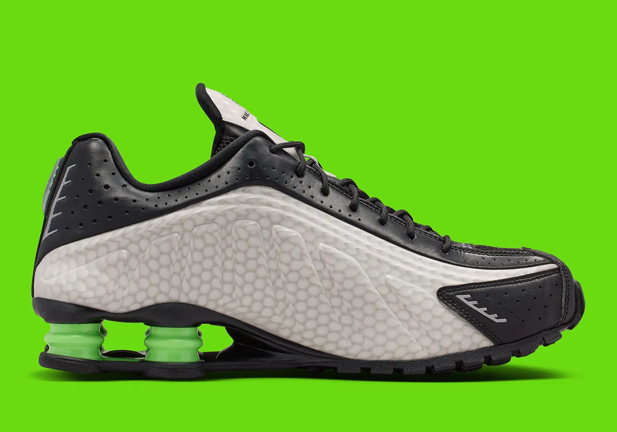 近未来的な輝きを放つ、Nike Shox R4の異端な最新作「リフレクティブ・スネーク」が登場