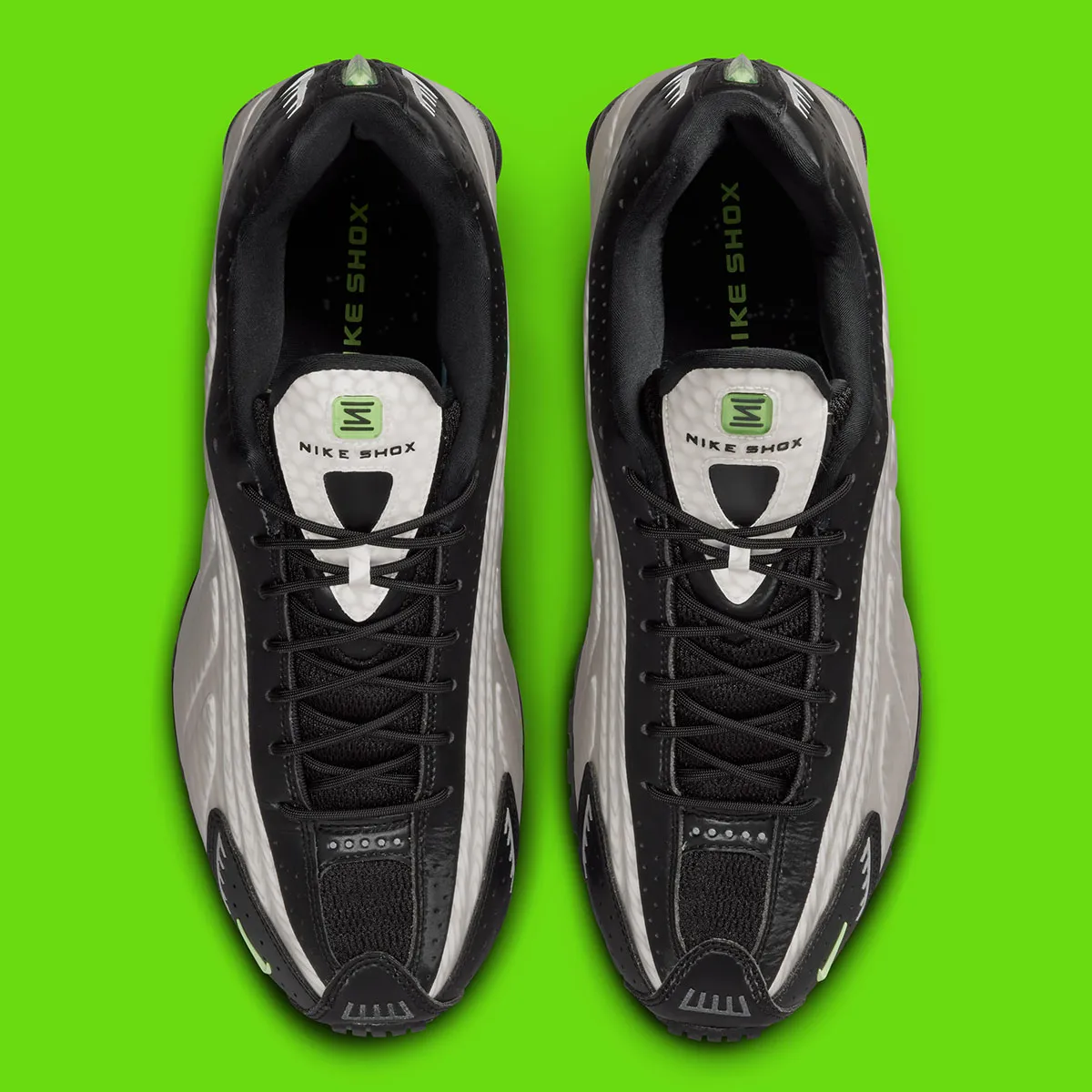 近未来的な輝きを放つ、Nike Shox R4の異端な最新作「リフレクティブ・スネーク」が登場