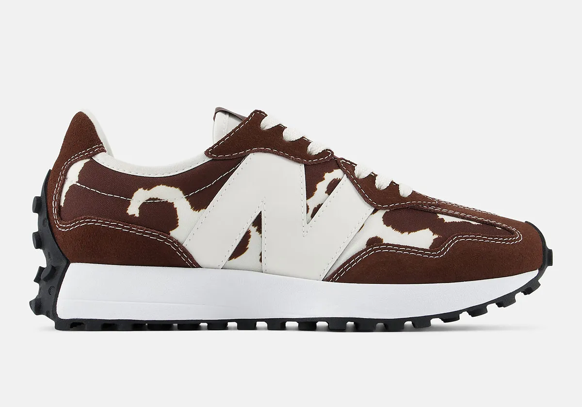 足元に遊び心を。New Balance 327からトレンドの「カウ柄」を纏った新作が登場
