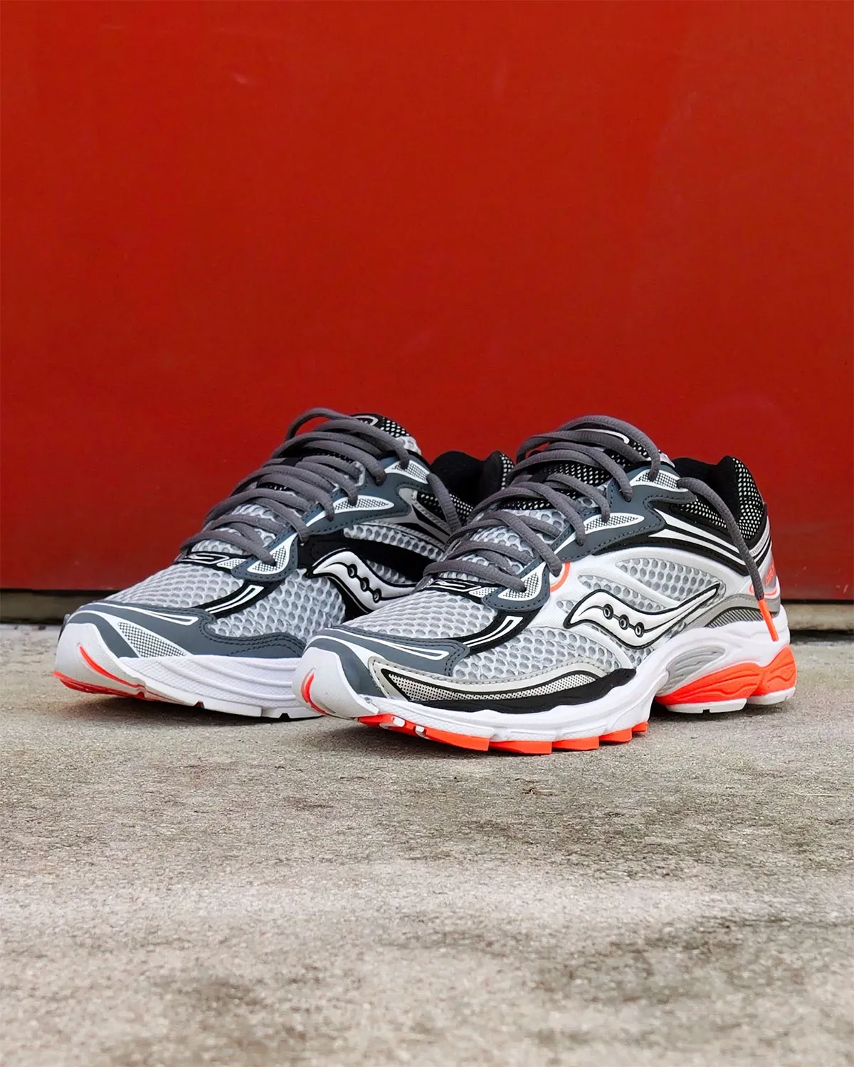 テックランナーの決定版。Saucony「Progrid Omni 9」に鮮烈な“Vizired”が新登場