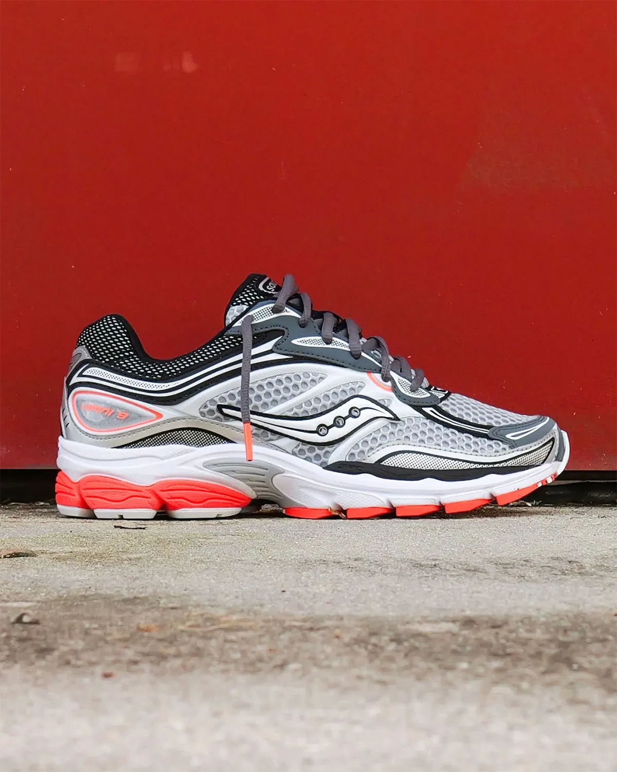 テックランナーの決定版。Saucony「Progrid Omni 9」に鮮烈な“Vizired”が新登場