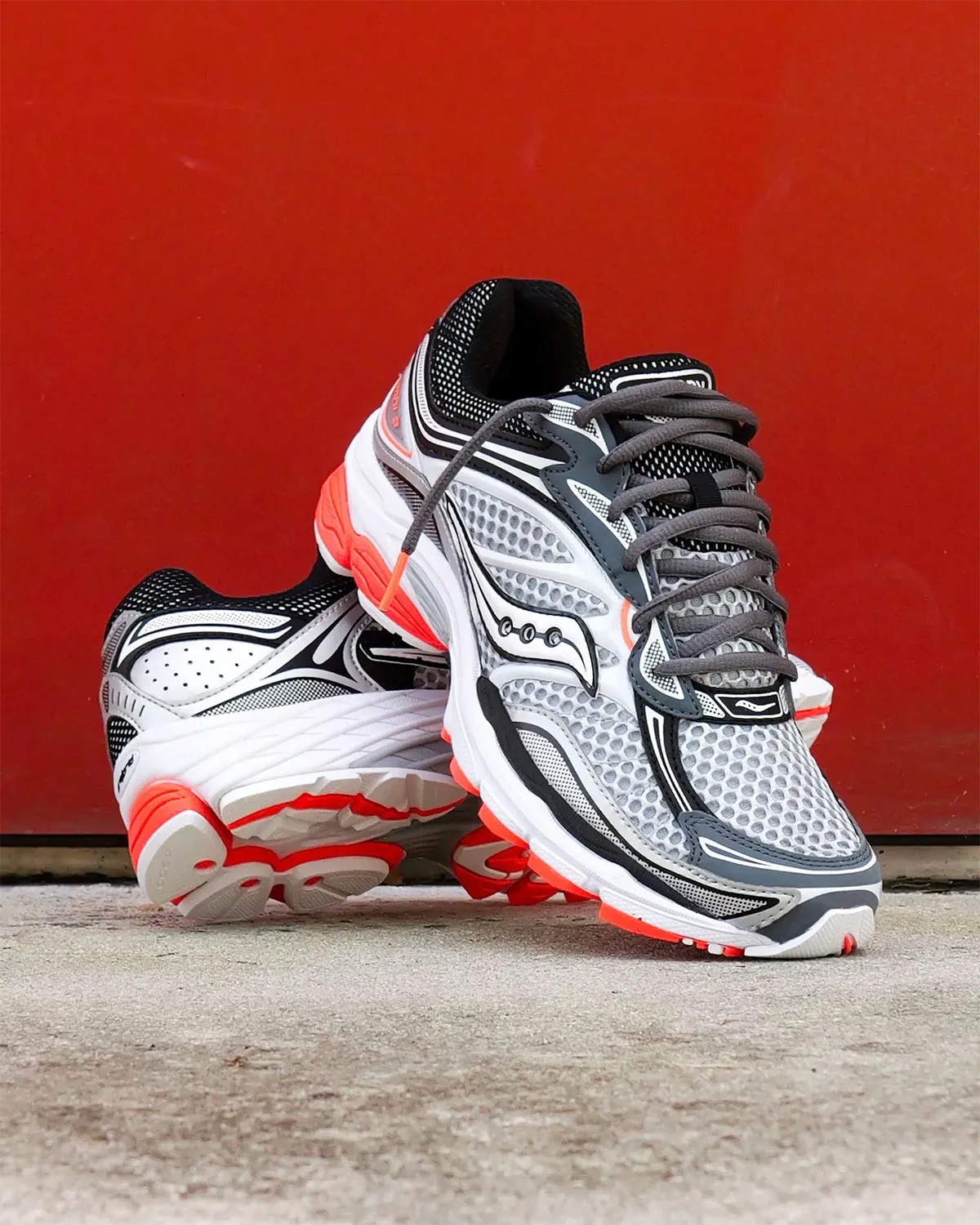 テックランナーの決定版。Saucony「Progrid Omni 9」に鮮烈な“Vizired”が新登場