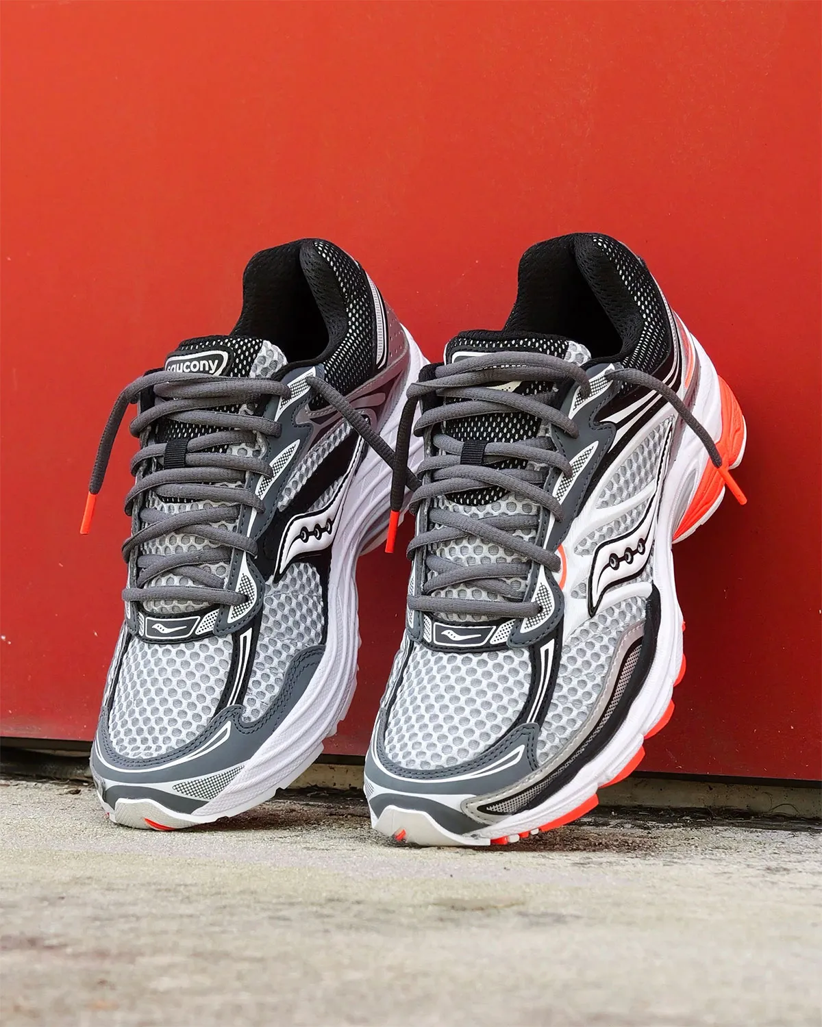 テックランナーの決定版。Saucony「Progrid Omni 9」に鮮烈な“Vizired”が新登場