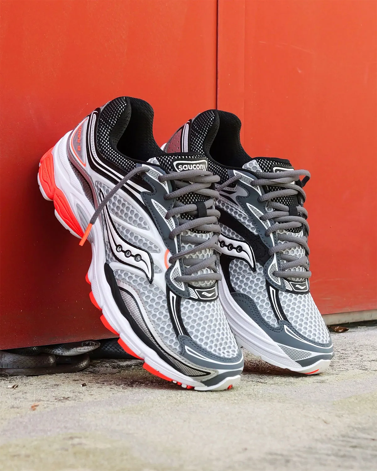 テックランナーの決定版。Saucony「Progrid Omni 9」に鮮烈な“Vizired”が新登場