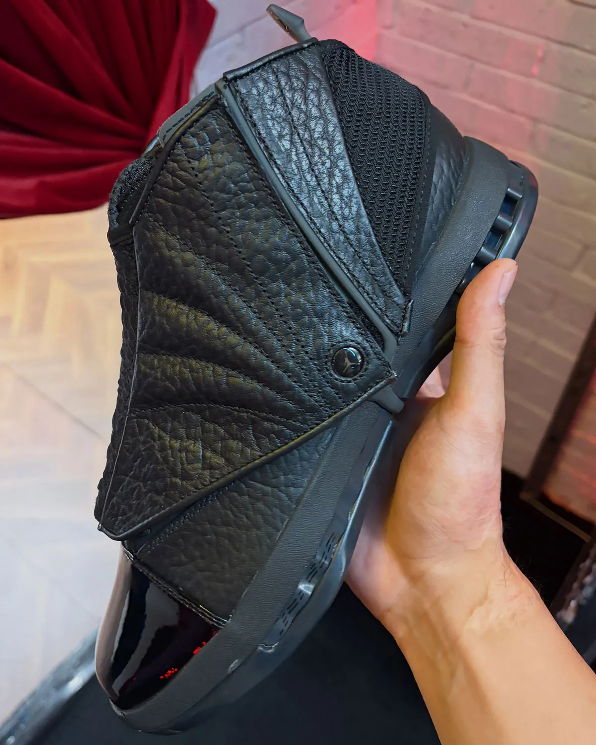 漆黒の美学を纏う。Air Jordan 16「ブラックパック」が放つ重厚な存在感