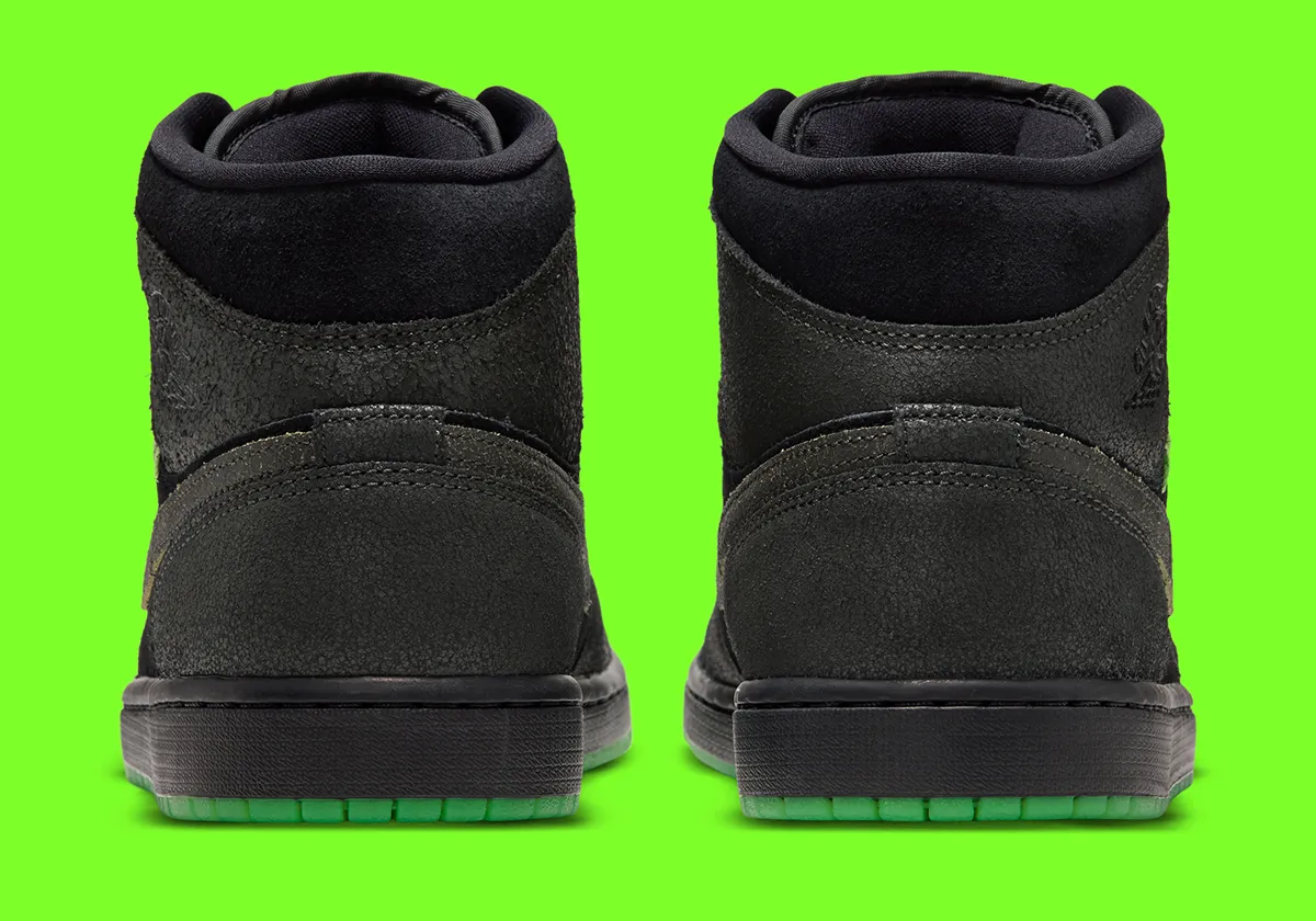 不気味なステッチが闇に溶け込む。ハロウィン仕様のAir Jordan 1 Midが登場