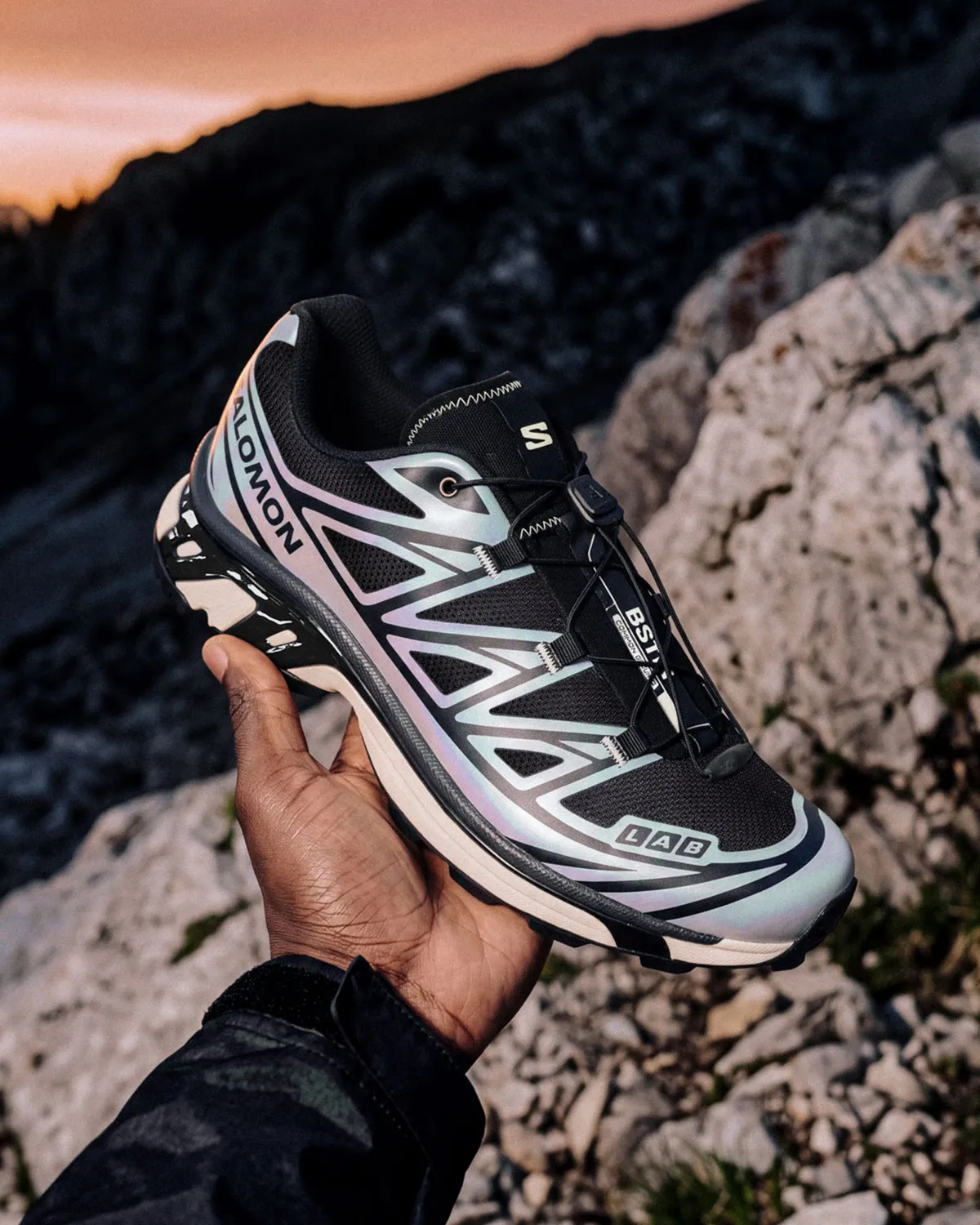静寂の夜明けを纏う一足：BSTNとSalomonが初めてタッグを組んだ「XT-6」が登場