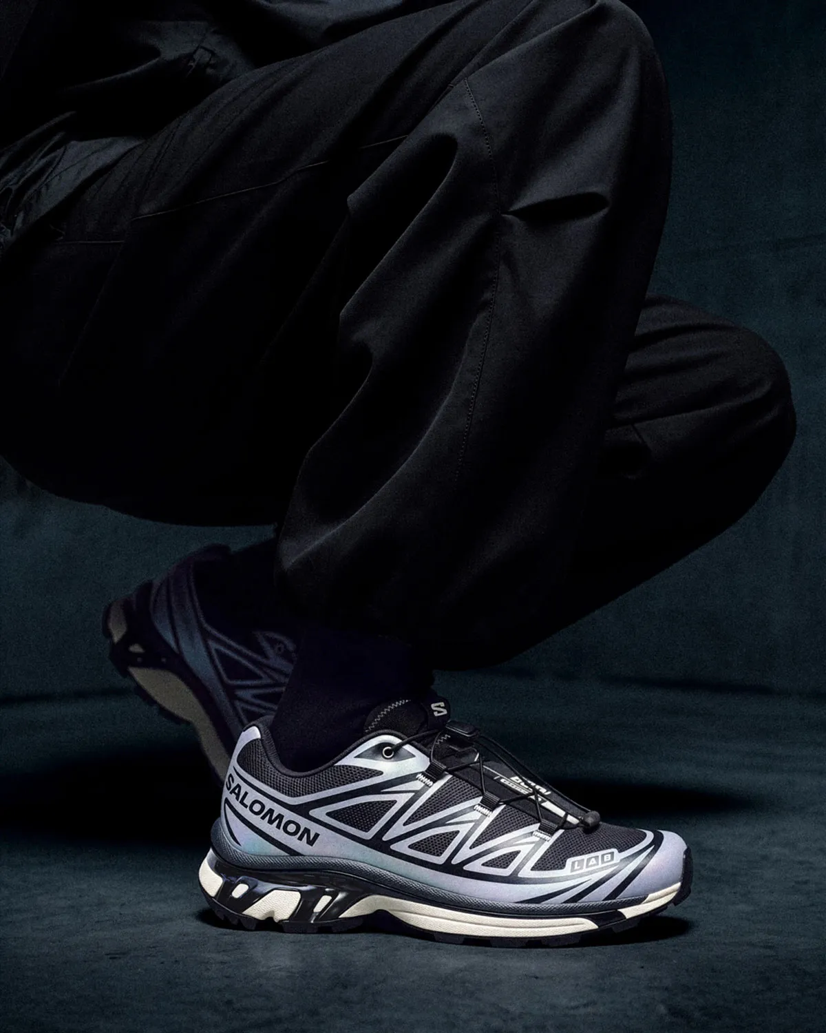 静寂の夜明けを纏う一足：BSTNとSalomonが初めてタッグを組んだ「XT-6」が登場