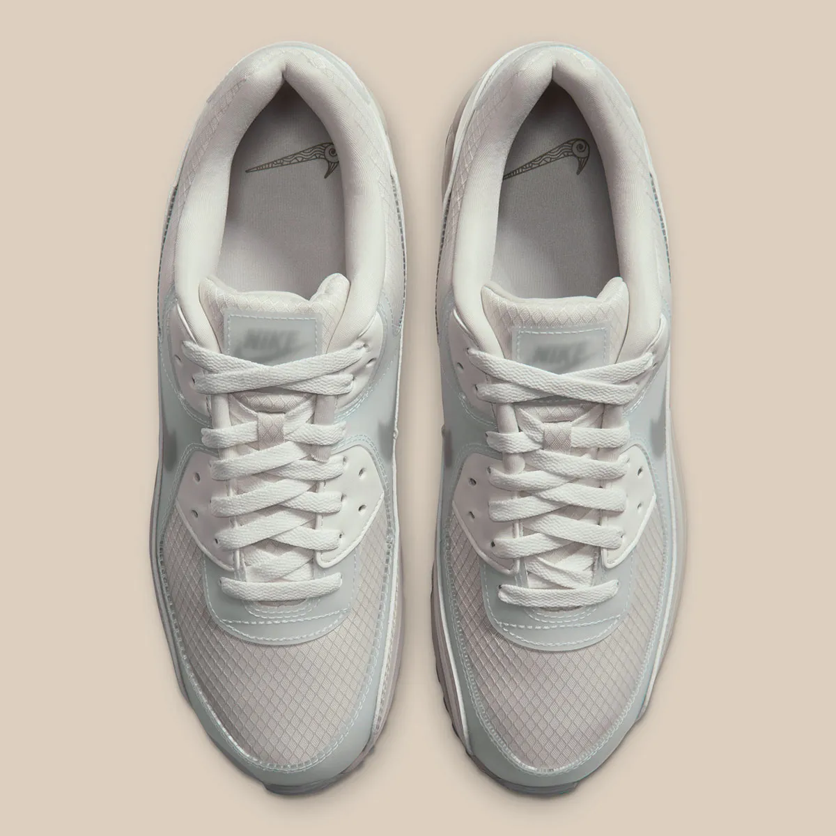 秋の足元を飾る洗練されたニュートラルカラー。新型Air Max 90が放つ特別な存在感