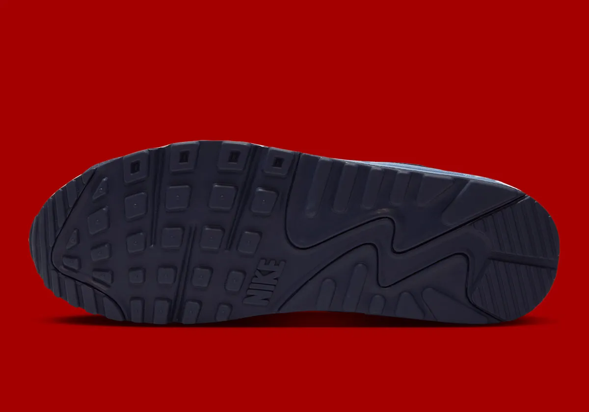 静かなる名作の進化。洗練された「ガイザーグレー」を纏ったAir Max 90が登場