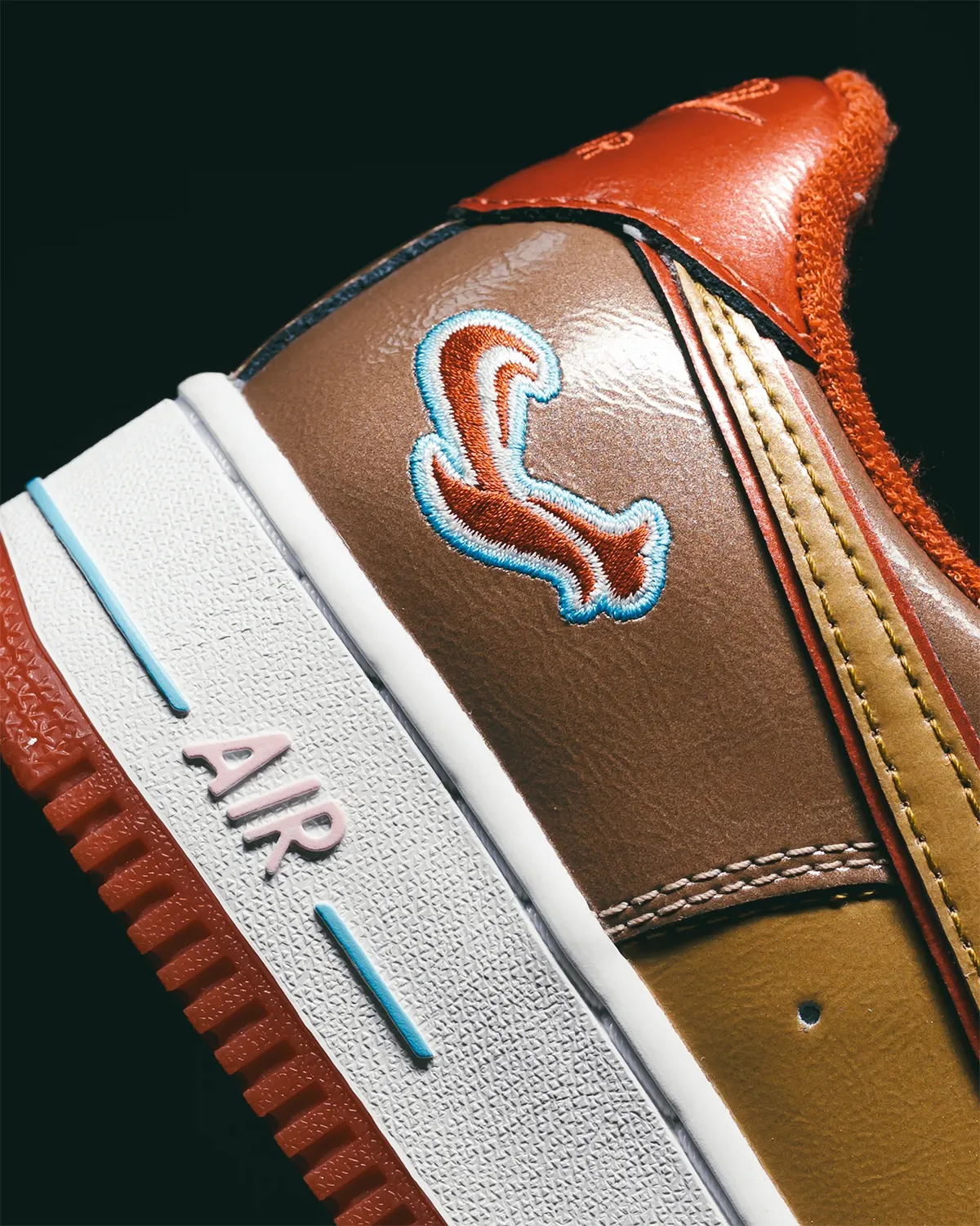 ストリートの伝説NIGOとBTSのj-hopeが交差する。Nike Air Force 1 '01の最新コラボが登場