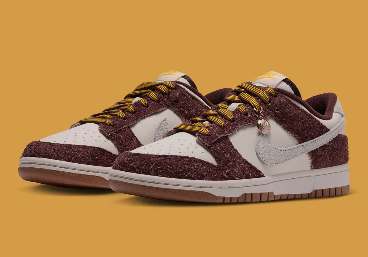 深みのあるバーガンディとヘアリースエード。バスケットボールチャームが輝く新作Nike Dunk Low