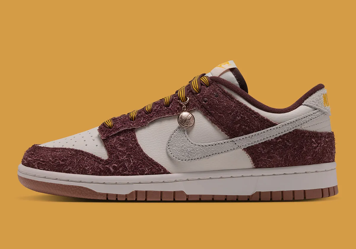 深みのあるバーガンディとヘアリースエード。バスケットボールチャームが輝く新作Nike Dunk Low