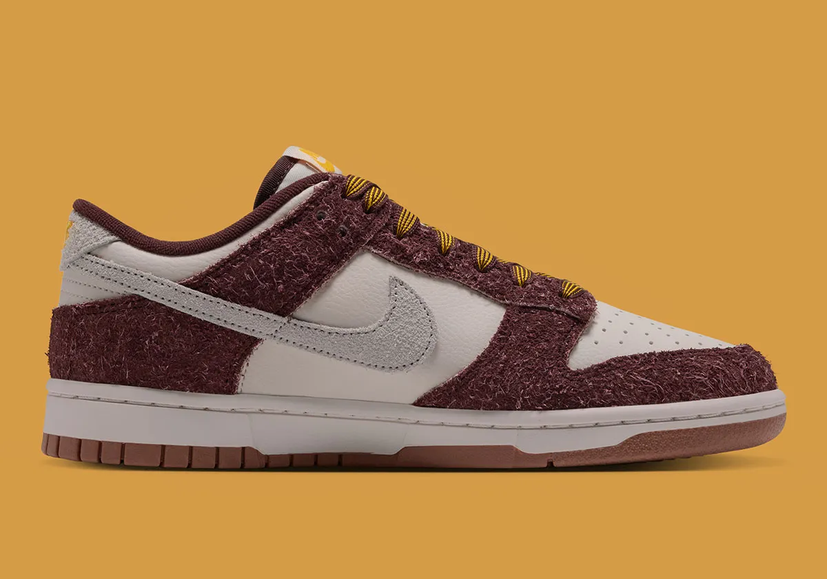 深みのあるバーガンディとヘアリースエード。バスケットボールチャームが輝く新作Nike Dunk Low