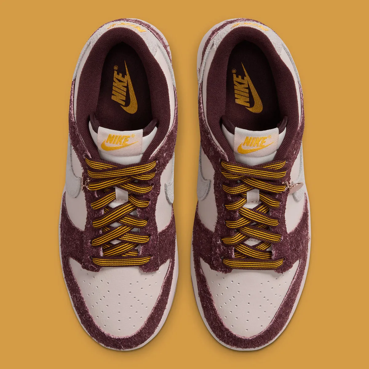 深みのあるバーガンディとヘアリースエード。バスケットボールチャームが輝く新作Nike Dunk Low